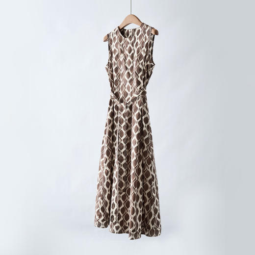 「自」全新升级【铂金会员284/天猫379/差价95】(03409)洛诗琳2025夏新款纯棉几何印花系带圆领无袖长款连衣裙女 商品图0