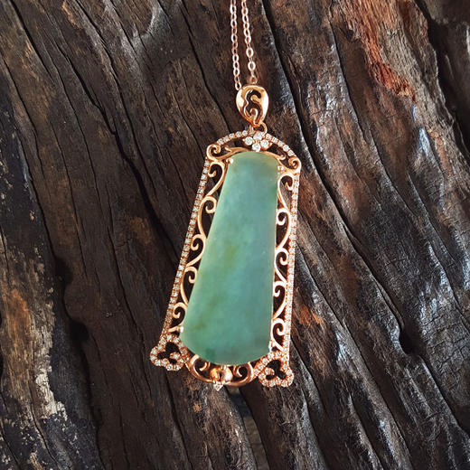 【天然正品】A货翡翠AU750玫瑰金镶钻镶天然细腻冰种飘蓝花平安无事牌翡翠吊坠项链46.1*21.6*11.0MM（皆取最大值）女士现售价：3980！150725TJ09 商品图2