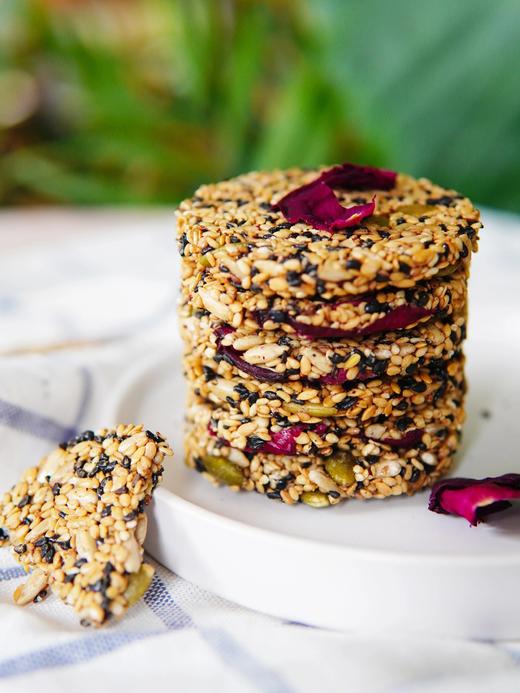 品牌直发39.9到手约15片慢沏种子循环饼天然雌激素满口都是天然种子的味道一块饼全装下开袋即食的养生小零食基地直邮 商品图1