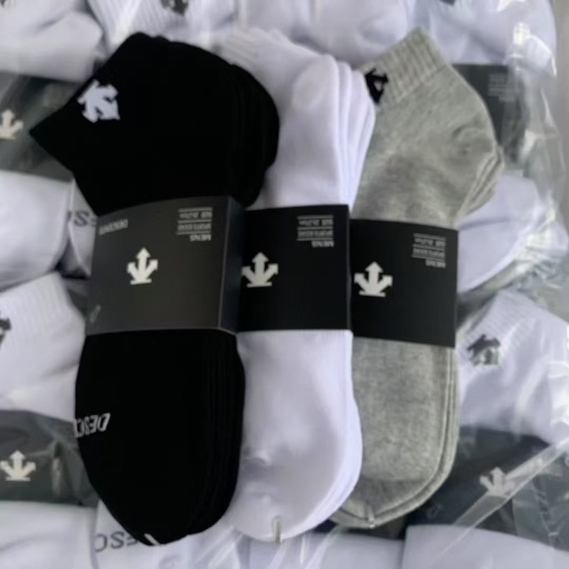 原单正品迪桑特男士短款三双装，40支双纱工艺精梳棉材质。卖完无补

款式：一卡三双，黑色、白色、灰色、三色混。
尺码：适合39-45尺码的脚脚～

特价💰69两卡六双包邮
