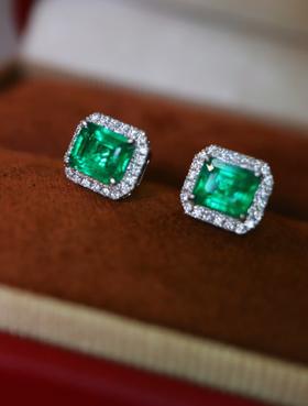 1.10ct刻面祖母绿耳钉