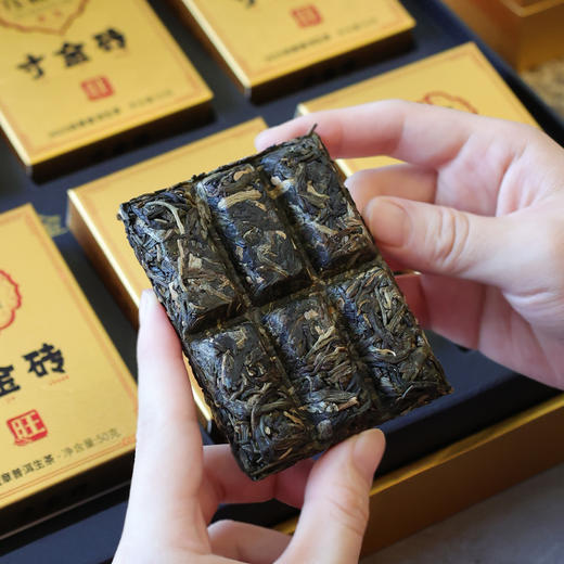压箱底 寸金砖 2025班章普洱生茶 旺字礼盒版 300克/6砖/盒 商品图3