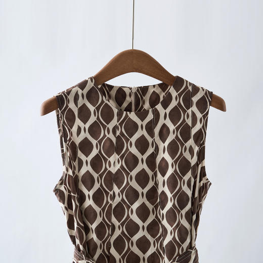 「自」全新升级【铂金会员284/天猫379/差价95】(03409)洛诗琳2025夏新款纯棉几何印花系带圆领无袖长款连衣裙女 商品图1