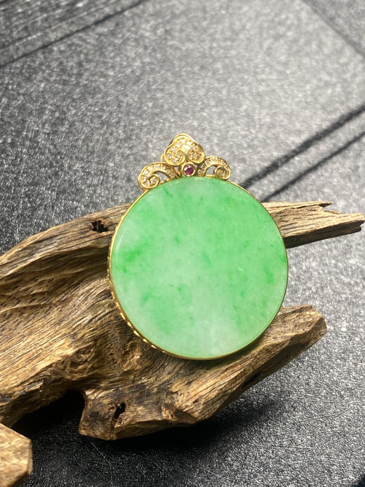 【FC0072】18K金镶嵌翡翠飘绿圆牌吊坠 色泽甜美 圆满有福 商品图2