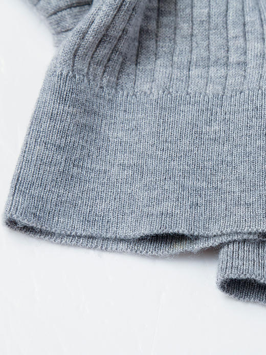 2025 新款 假两件露肩 V 领针织衫 灰色短款 设计感小性感上衣 商品图4