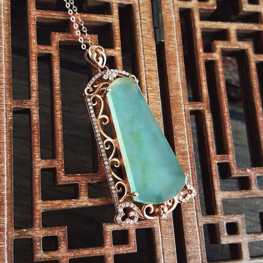 【天然正品】A货翡翠AU750玫瑰金镶钻镶天然细腻冰种飘蓝花平安无事牌翡翠吊坠项链46.1*21.6*11.0MM（皆取最大值）女士现售价：3980！150725TJ09 商品图6