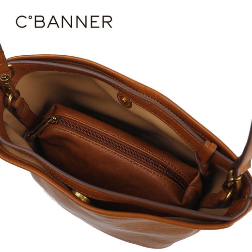 2楼千百度2025秋季复古包身金属搭扣背提包A25406913 商品图5