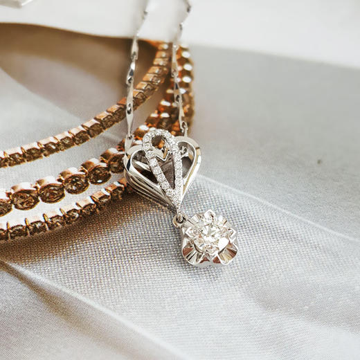 【天然正品】AU750白金经典时尚款0.2409克拉钻石吊坠项链17.2*8.5*4.0MM（皆取最大值）女士现售价：3280！170725TJ13 商品图5