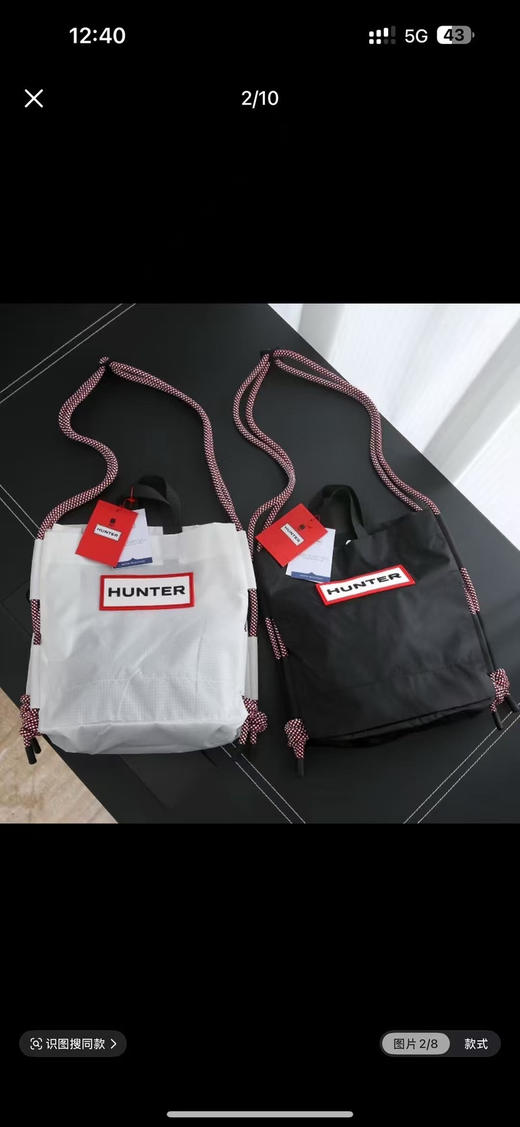 原单正品 HUNTER男女同款便携防泼水托特包户外露营通勤手提包休闲包，防泼水材质，户外通勤沙滩都能背。大容量托特包设计，配红白格纹提手，简约大气。
黑色，白色 商品图0