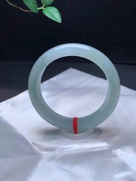 620624，57冰晴底手镯，整条带淡淡的底色、清新干净、很秀气