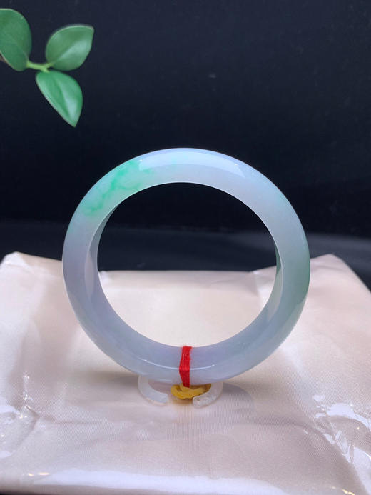 620627，56.5飘绿正圈手镯。清新干净，一截绿底，条形好 商品图1