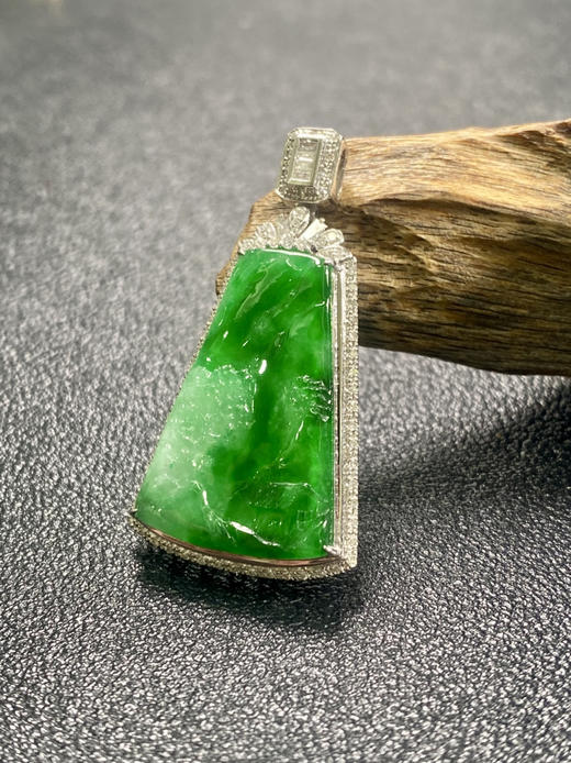 【FC0057】18K金镶嵌翡翠阳绿山水牌吊坠 水润光泽 色泽阳绿 款式美观 商品图2