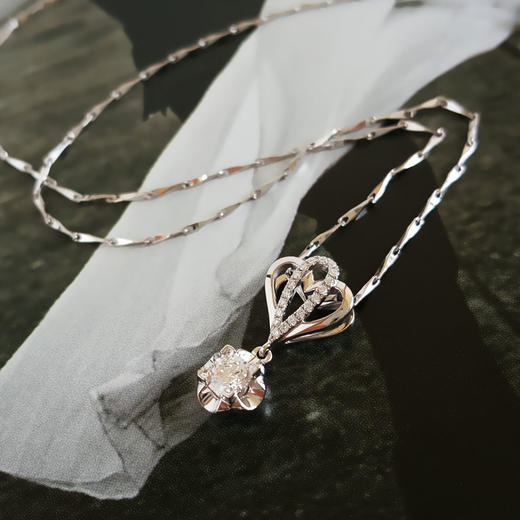 【天然正品】AU750白金经典时尚款0.2409克拉钻石吊坠项链17.2*8.5*4.0MM（皆取最大值）女士现售价：3280！170725TJ13 商品图4