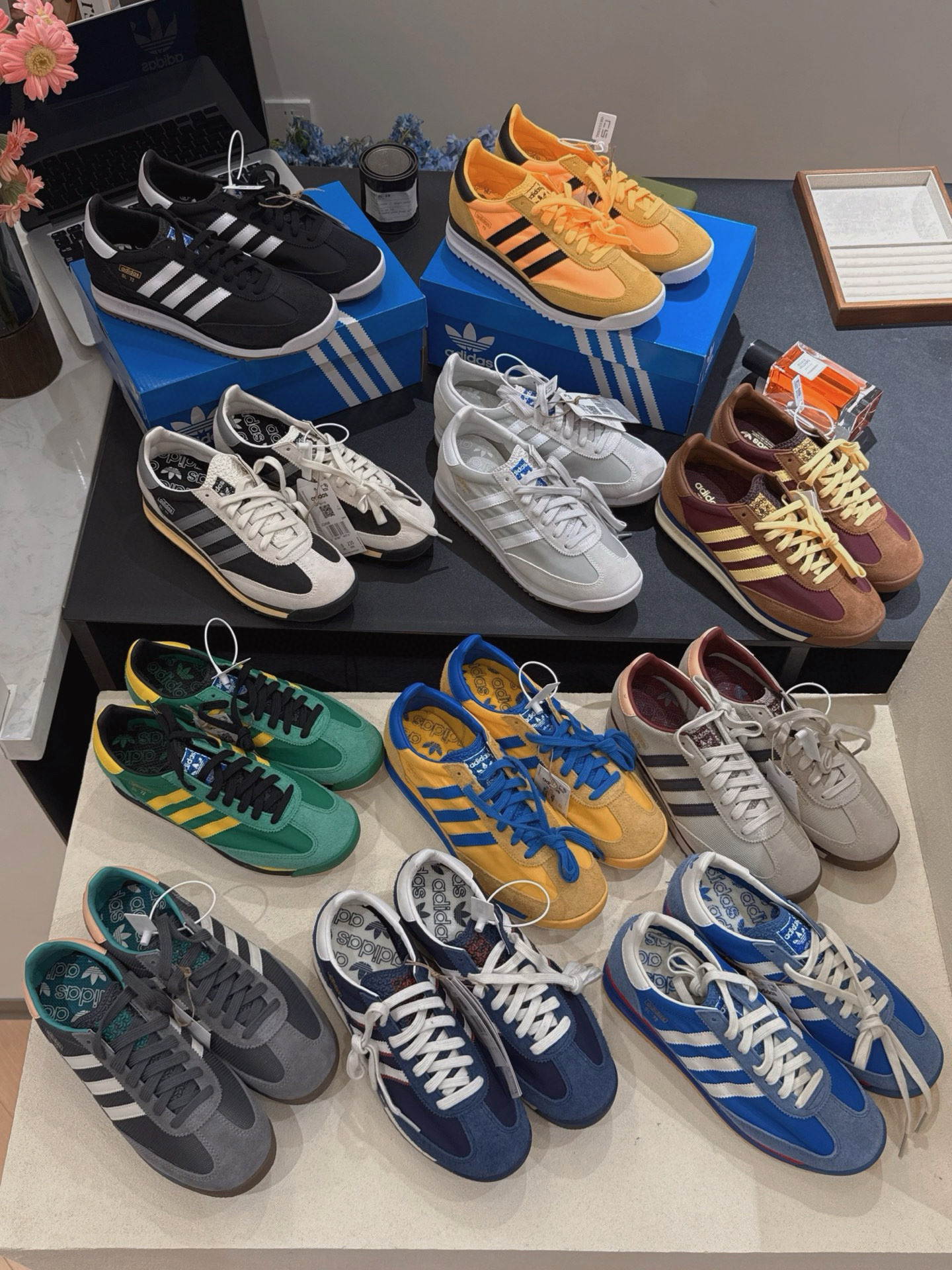 躁动起来❗️重磅福利‼️‼️独家原装阿迪𝐬𝐥-𝟕𝟐复古德训跑鞋👟 11配色！情侣款正码