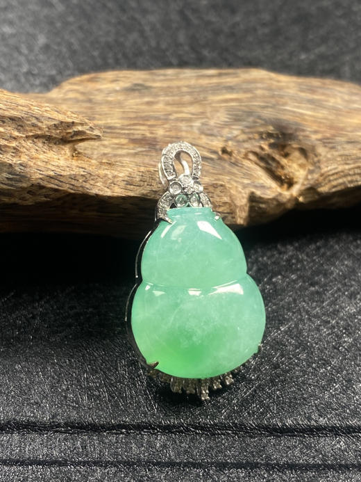 【FC0068】18K金镶嵌翡翠飘绿葫芦吊坠 玉质温润 色阳甜美 商品图1