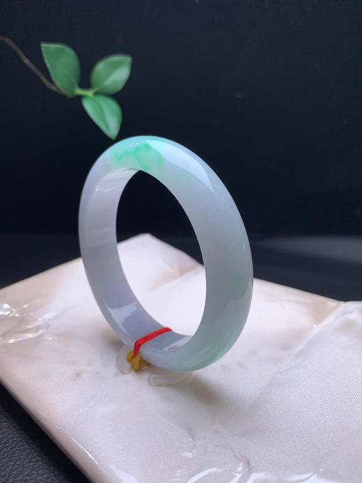 620627，56.5飘绿正圈手镯。清新干净，一截绿底，条形好 商品图3