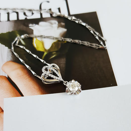 【天然正品】AU750白金经典时尚款0.2409克拉钻石吊坠项链17.2*8.5*4.0MM（皆取最大值）女士现售价：3280！170725TJ13 商品图3