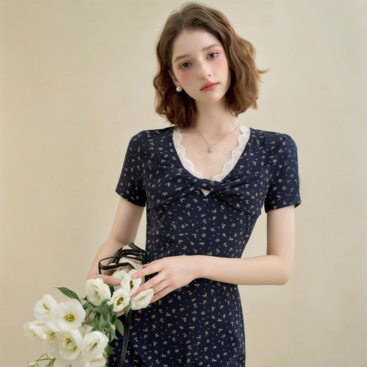 西遇扭结蕾丝花边V领法式碎花连衣裙女秋季新款收腰显瘦长裙V0051168 商品图2