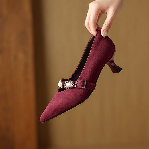 【预售5天】时尚酒红色尖头浅口单鞋法式复古羊翻皮珍珠一字扣带小跟高跟鞋女JLY&24-77A 商品图4