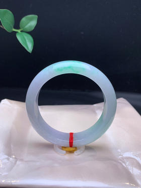 620627，56.5飘绿正圈手镯。清新干净，一截绿底，条形好