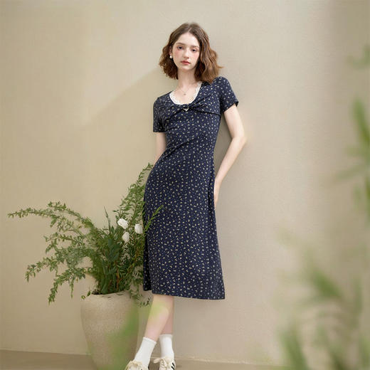 西遇扭结蕾丝花边V领法式碎花连衣裙女秋季新款收腰显瘦长裙V0051168 商品图0