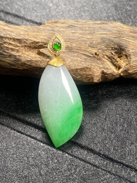 【FC0066】18K金镶嵌翡翠飘绿随型吊坠 水润光泽 色泽阳绿 美观大气 商品图2