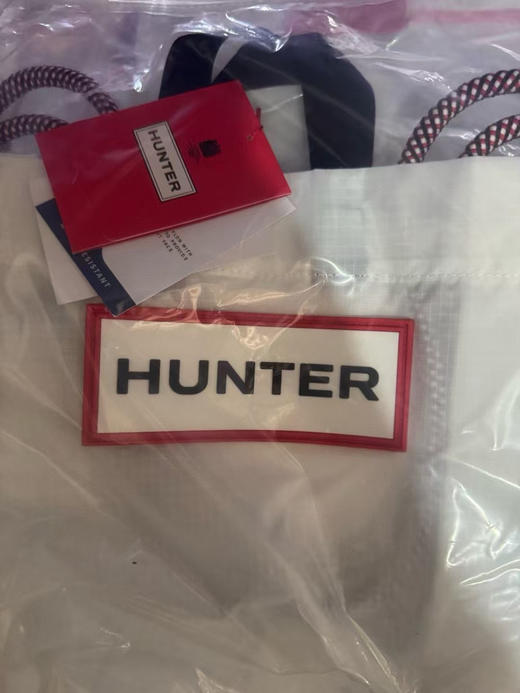 原单正品 HUNTER男女同款便携防泼水托特包户外露营通勤手提包休闲包，防泼水材质，户外通勤沙滩都能背。大容量托特包设计，配红白格纹提手，简约大气。
黑色，白色 商品图13