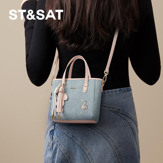 星期六复古牛仔风刺绣斜挎单肩包SSD521A0CK 商品图0