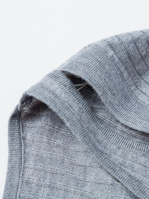 2025 新款 假两件露肩 V 领针织衫 灰色短款 设计感小性感上衣 商品图2