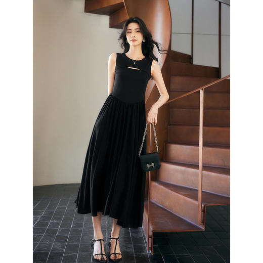 初棉赫本风显瘦小黑裙353616020 | 采用高弹力面料与修身版型设计、贴合身形显瘦不束缚、挺括有型、无袖/短袖可选、适合多种场合穿搭、优雅百搭 商品图1
