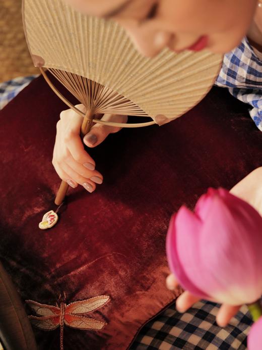 蜓荷 蜻蜓 荷叶重工刺绣 桑蚕丝绒抱枕 山林曦照 商品图2