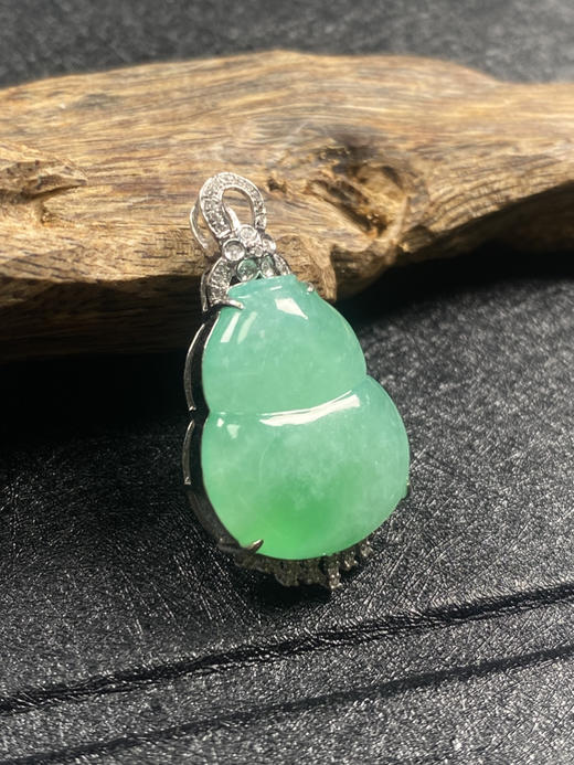 【FC0068】18K金镶嵌翡翠飘绿葫芦吊坠 玉质温润 色阳甜美 商品图0