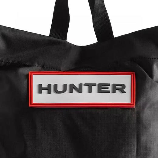原单正品 HUNTER男女同款便携防泼水托特包户外露营通勤手提包休闲包，防泼水材质，户外通勤沙滩都能背。大容量托特包设计，配红白格纹提手，简约大气。
黑色，白色 商品图11