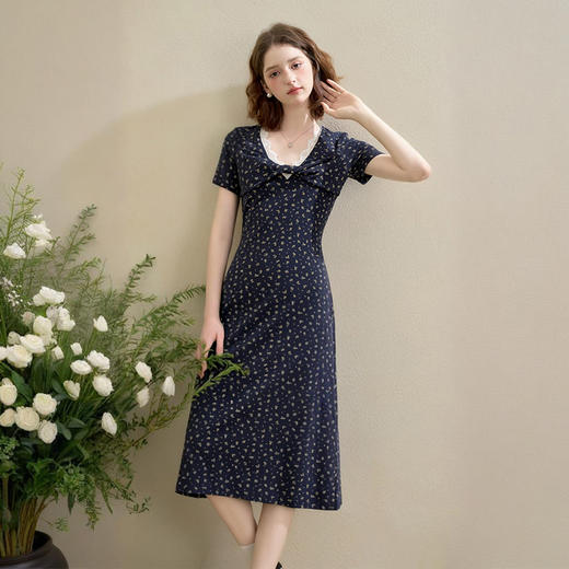 西遇扭结蕾丝花边V领法式碎花连衣裙女秋季新款收腰显瘦长裙V0051168 商品图4