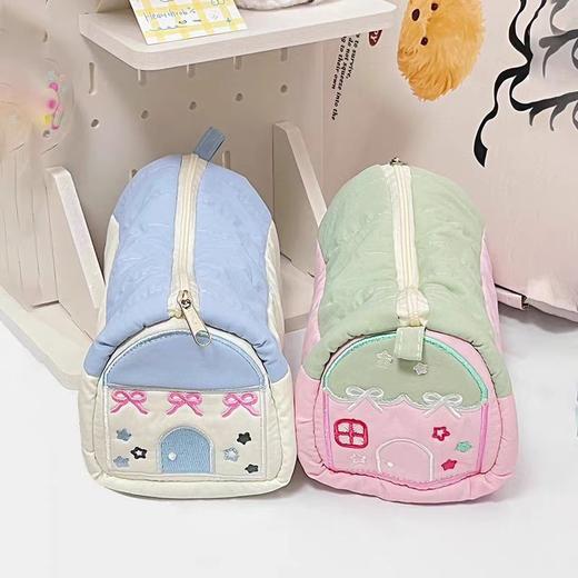 💥巨能装🔥大容量小清新笔袋💰𝟏𝟗.𝟗拿下【可爱房子笔袋】🌸学生党开学季必入🌷主打一个有多少装多少✔️ ✅团购巨惠价：¥ 𝟏𝟗.𝟗/个  商品图1