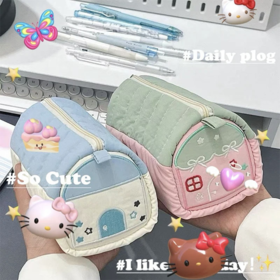 💥巨能装🔥大容量小清新笔袋💰𝟏𝟗.𝟗拿下【可爱房子笔袋】🌸学生党开学季必入🌷主打一个有多少装多少✔️ ✅团购巨惠价：¥ 𝟏𝟗.𝟗/个 