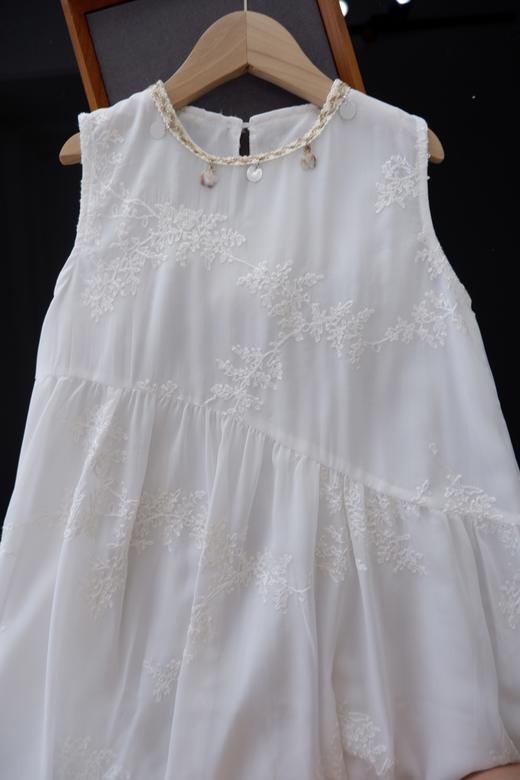 直发 领口定制贝壳花串 白月光浮雕刺绣 度假风连衣裙 商品图3