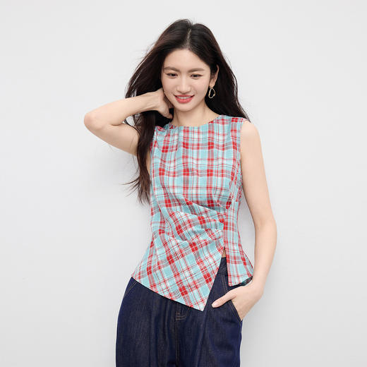 【07/30新品6.5折】熙世界复古红蓝格纹无袖背心女夏季设计感修身不规则褶皱开叉上衣 商品图2