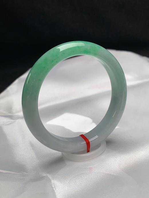 620632，53圈口，细糯飘绿正圈平安镯，白底飘半截阳绿色，半山半水色，色阳，底子底子细腻 商品图1