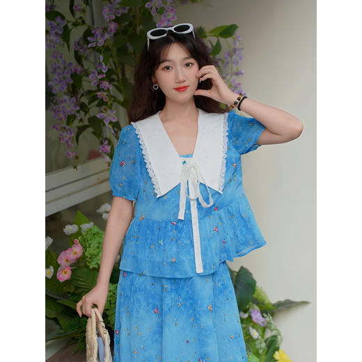 两三事 幻海潮汐 2025秋季新款碎花刺绣上衣半裙两件套女时尚套装 商品图1