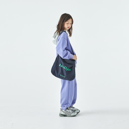 棵初2025年秋季新款亲子中大女童字母斜跨帆布包包带可调节单肩包 商品图4