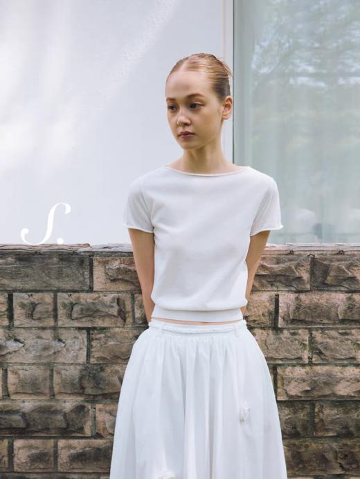 shyshystill/shy202504036/一字领麻感卷边针织纯色两色小上衣 商品图0