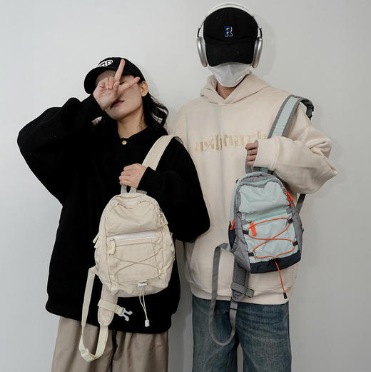 热卖！高颜值 轻便能装！2025年新款S系列 椒盐和猫 户外撞色多用途双肩登山包 撞色设计 轻盈方便 商品图1