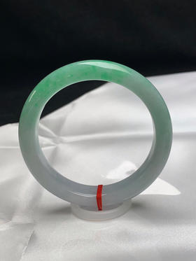 620632，53圈口，细糯飘绿正圈平安镯，白底飘半截阳绿色，半山半水色，色阳，底子底子细腻