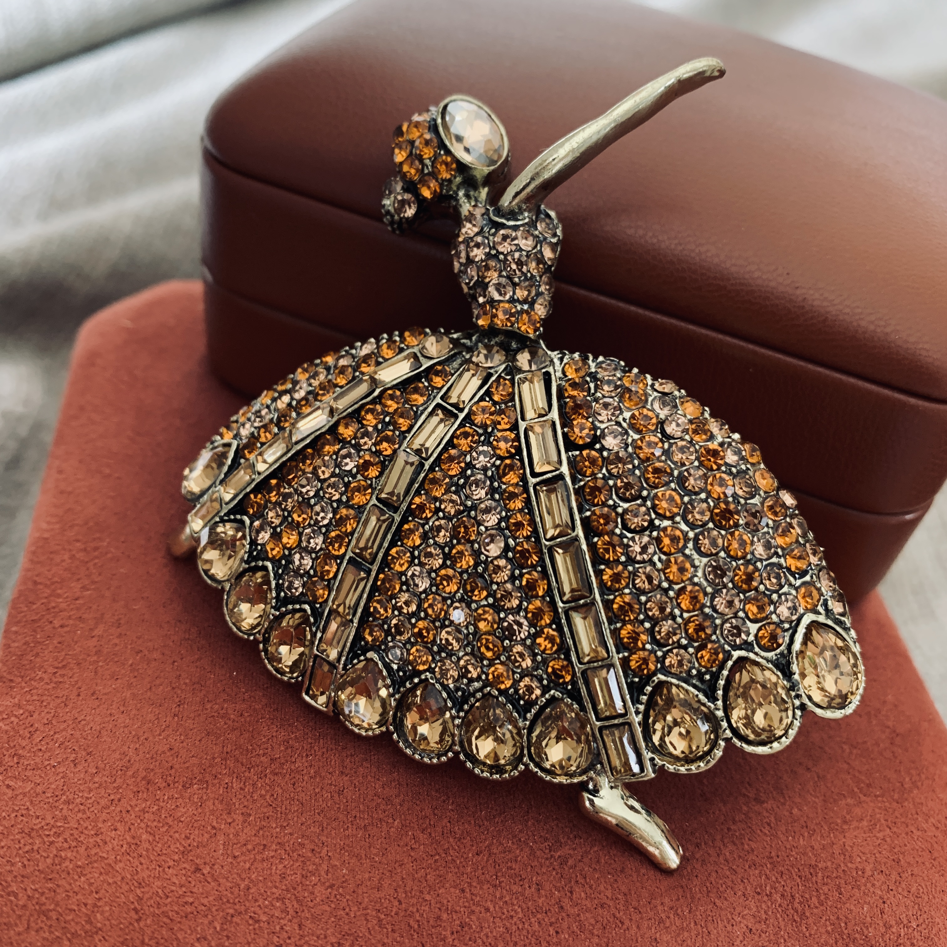 “圆舞曲“复古胸针