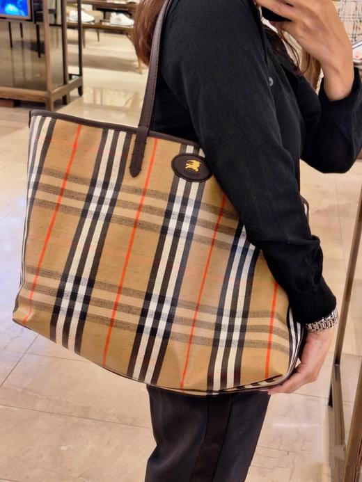 巴宝莉 最新 骑士徽标格纹托特包 宽版（EJ*MM） 商品图4