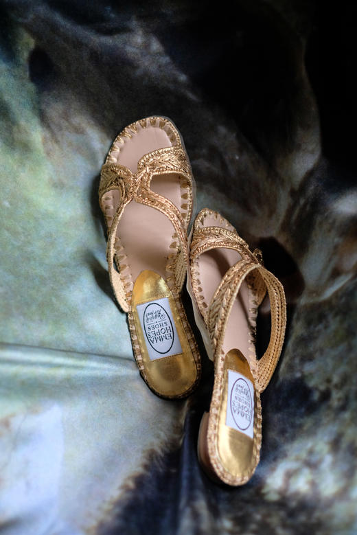 Emma Hope 25AW 金色拉菲草手工编织刺绣拖鞋 商品图3