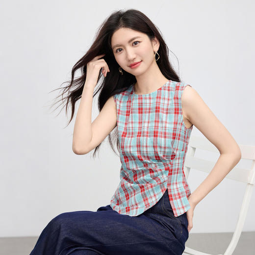【07/30新品6.5折】熙世界复古红蓝格纹无袖背心女夏季设计感修身不规则褶皱开叉上衣 商品图4