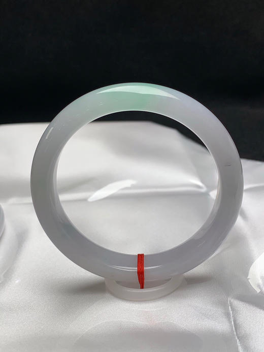 620634，56圈口，冰飘绿正圈平安镯，白底飘甜绿花，种水好，清爽秀气 商品图2