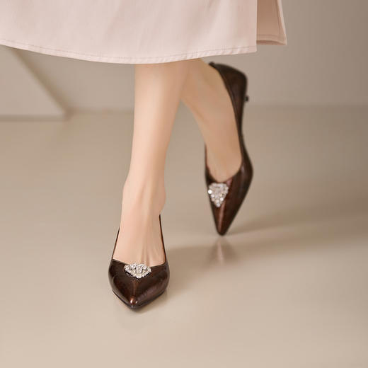 【预售5天】精致复古真皮水钻气质中跟鞋春秋新款尖头低跟百搭浅口单鞋MBJR&6942 商品图3